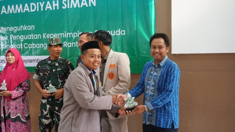 Penyerahan CIndera Mata oleh PCPM kepada SDMT